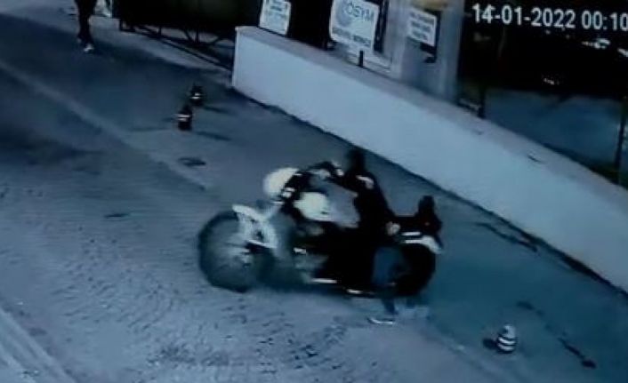 Önce keşif yaptılar sonra seçtikleri motosikleti iterek götürdüler