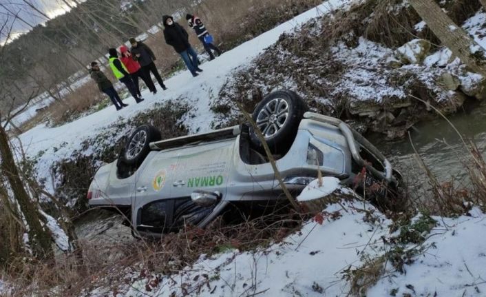 Orman muhafaza memurlarını taşıyan araç şarampole yuvarlandı: 2 yaralı