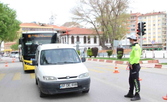 Polis kurallara uymayan sürücülere ceza yazdı