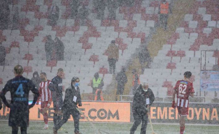 Sivasspor-Trabzonspor maçında yoğun kar yağışı!