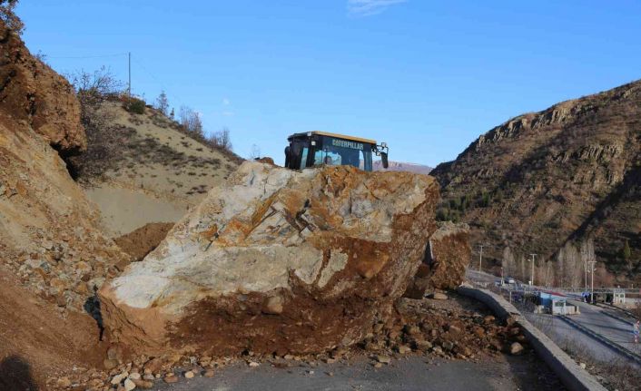 Tunceli’de dağlardan düşen kayalar yolu trafiğe kapattı