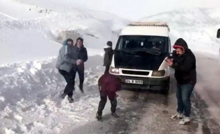 Türk halk müziği sanatçısı Erzincan’ın kar keyfi