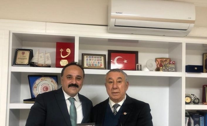 Ünsal, “Soykırım” kitabını Önal’a hediye etti