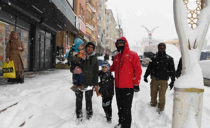 Vali Akbıyık’tan kar yağışı altında esnaf ziyareti