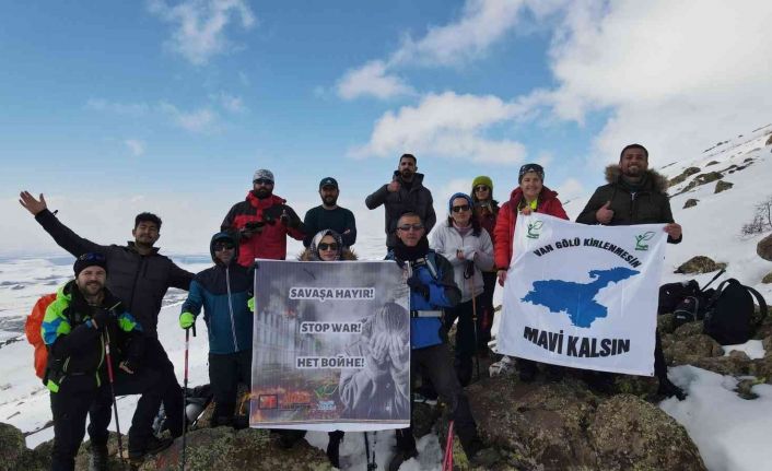 3 bin rakımlı Esrük Dağı zirvesinde "Savaşa Hayır" çağrısı