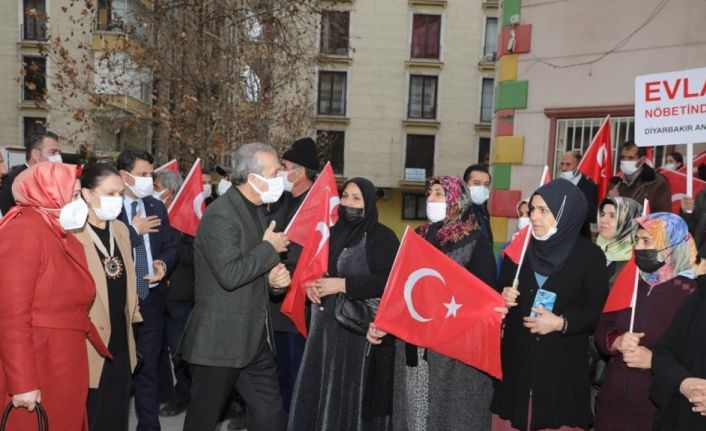 Ak Parti teşkilatından Diyarbakır annelerine ziyaret