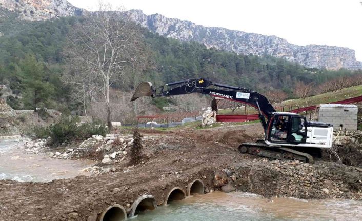 Akdeniz’de yol ve kaldırım çalışmaları aralıksız sürüyor