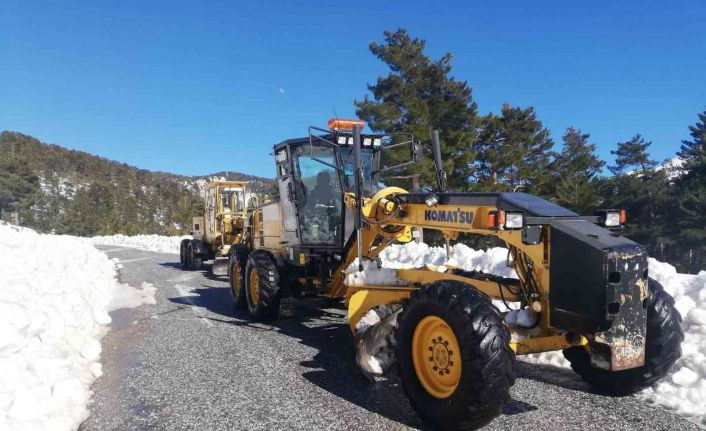 Alanya Taşatan Yolu’nda tuzlama çalışması