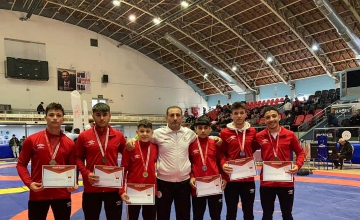 Aydınlı sporcular güreş grup müsabakalarından madalya ile döndü