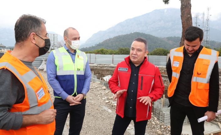 Başkan Böcek, Kemer otopark ve pazar yeri inşaatını inceledi