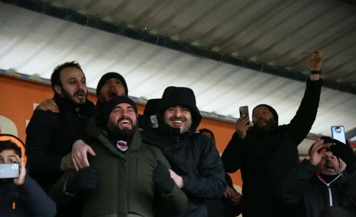 Başkan Özlü’den takımlara tribünden destek