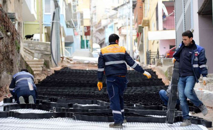 Bayraklı’da yol yenileme seferberliği