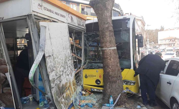 Beyoğlu’nda İETT otobüsü Halk Ekmek büfesine daldı, facianın eşiğinden dönüldü