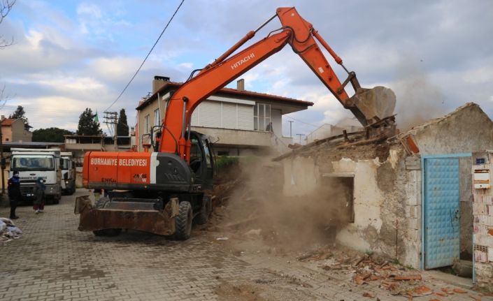 Burhaniye’de metruk binalar yıkılıyor