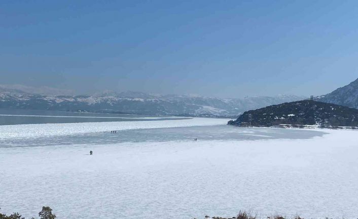 Buz tutan Eğirdir Gölü’nde yürüyüşler yasaklandı