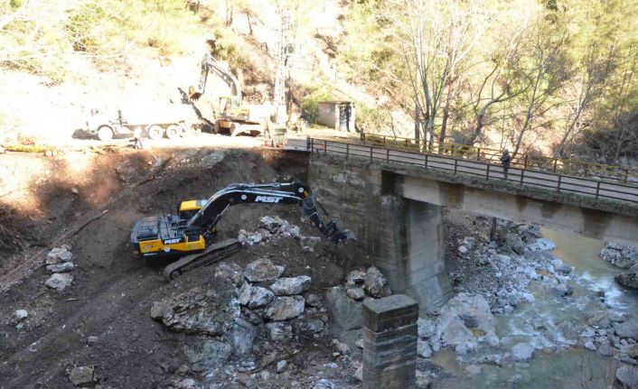 Çamlıyayla’da köprü ayakları güçlendiriliyor