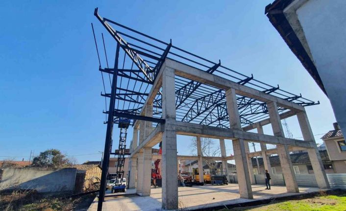 Çukurca İzvat Camii’nin çatı montajı başladı