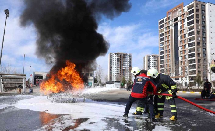 Diyarbakır Büyükşehir Belediye itfaiyesi tecrübesini bölge itfaiyecilerine aktarıyor