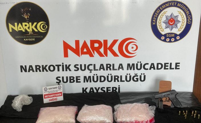 ’Dur’ ihtarına uymayan araçtan 4 kilo uyuşturucu çıktı