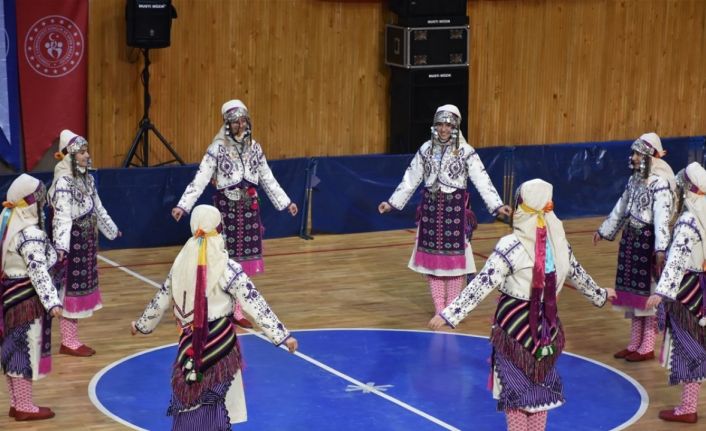 Eğirdir halk oyunlarında il birincisi oldu