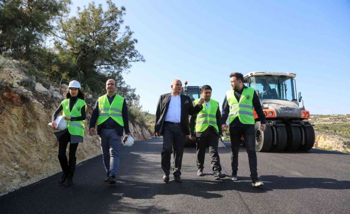 Erdemli Belediyesi, yaptığı yolarla üretimin önündeki engelleri kaldırıyor