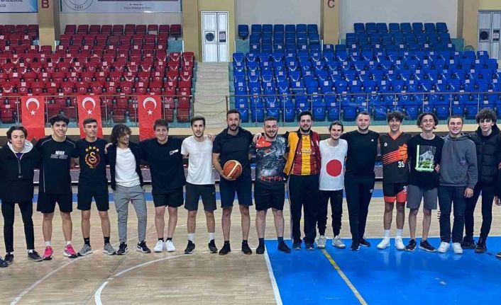 Gençlerle basket oynadılar