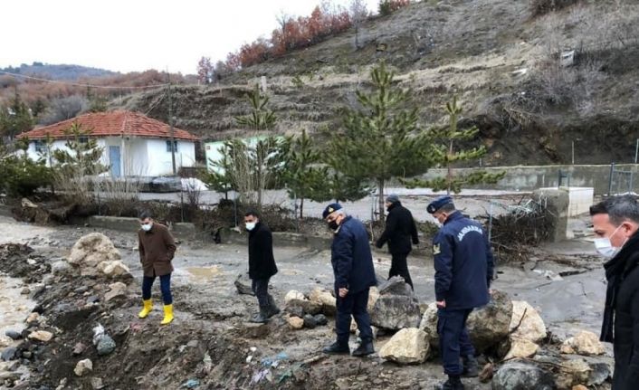 Gölet taştı, köydeki evleri su bastı