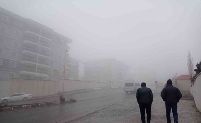 Hakkari’de yoğun sis hayatı olumsuz etkiliyor