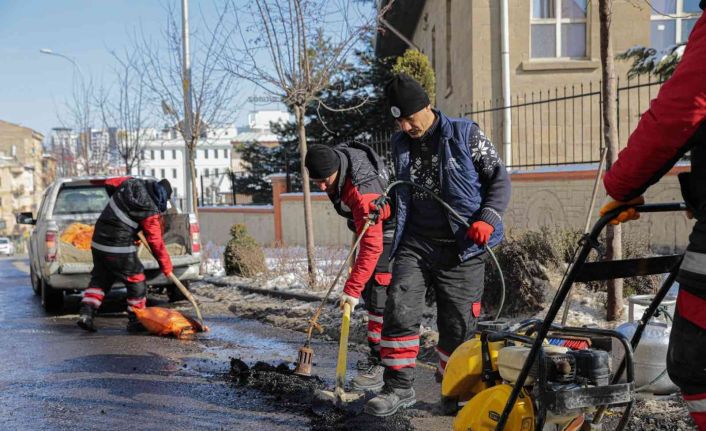 Hasar gören yollarda ve yaya kaldırımlarında onarım çalışmaları başlatıldı