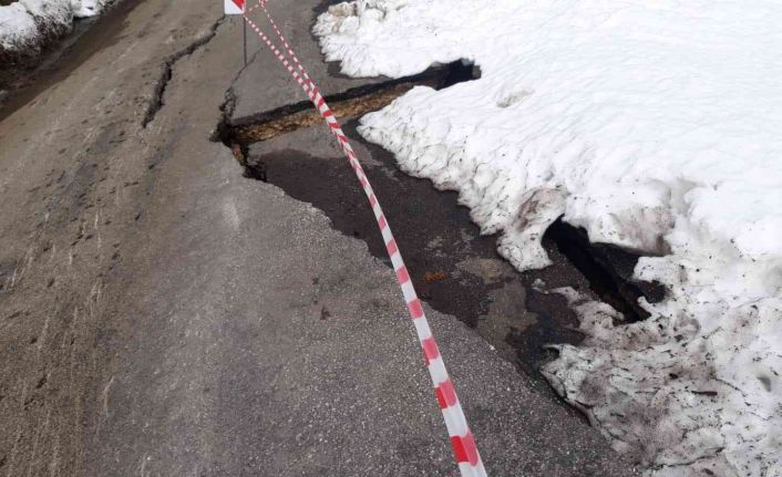 Heyelan sebebiyle köy yolunda göçükler oluştu