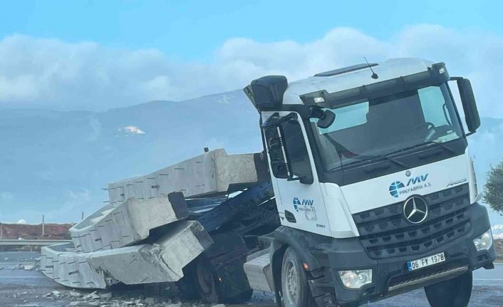 İslahiye’de beton blok yüklü tır devrildi