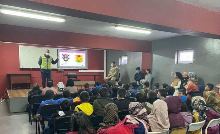 Jandarma 130 öğrenciye trafik eğitimi verdi