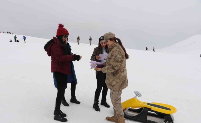 Jandarma, kayak merkezinde KADES’i tanıttı