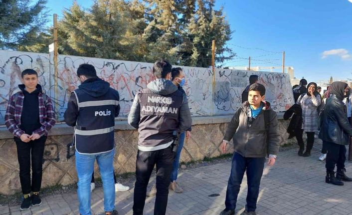 Kahta polisi, okulun ilk gününde denetim gerçekleştirdi