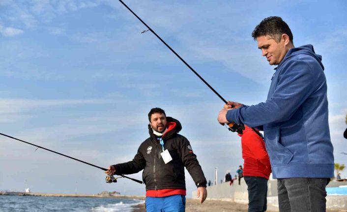 Mavi bayraklı Ağapark’ta oltalar yarıştı