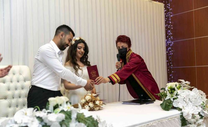 Mersin’de ’Sevgililer Günü’nde nikah yoğunluğu yaşandı