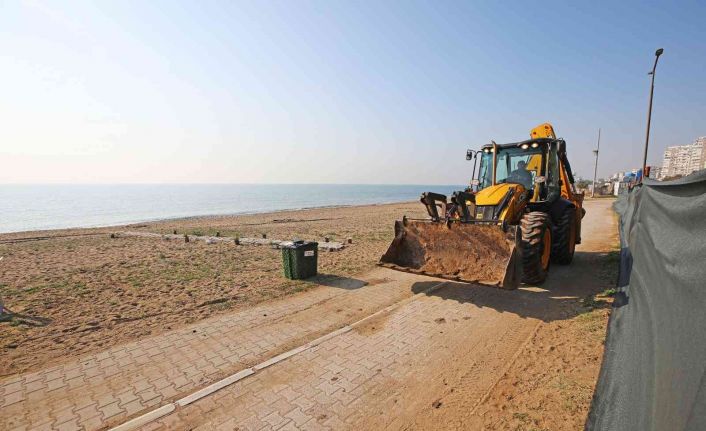 Mezitli’de sahil ve parklara yaz bakımı