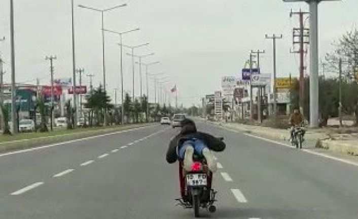 Motosiklet sürücüsünün tehlikeli sürüşü kameraya yansıdı