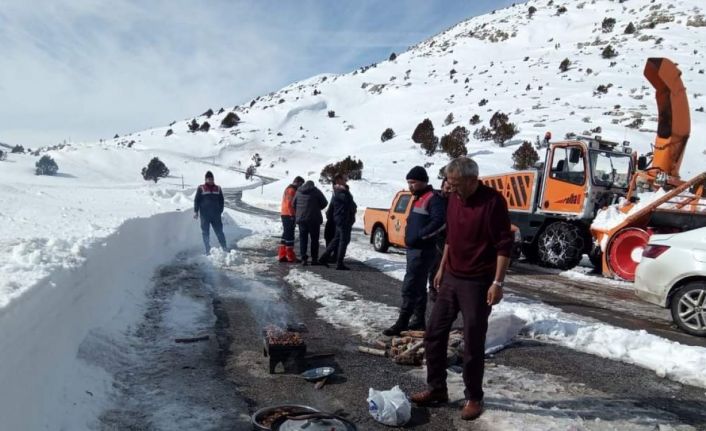 Muhtar yol açma çalışması yapan ekiplere yemek ikram etti