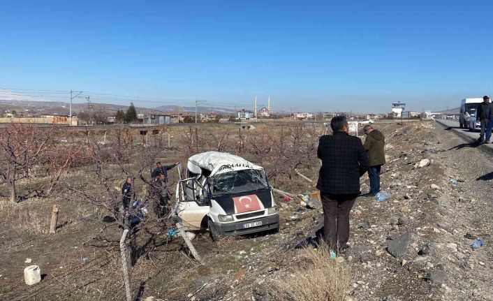 Niğde’de işçi servisi devrildi: 14 yaralı