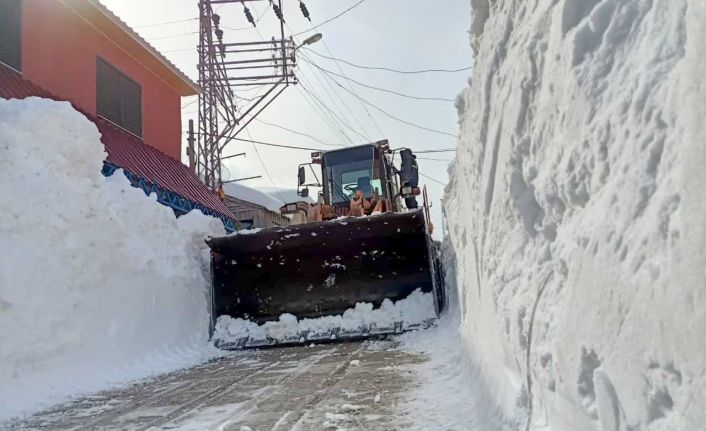 Osmaniye’nin yüksek kesimlerinde karla mücadele sürüyor