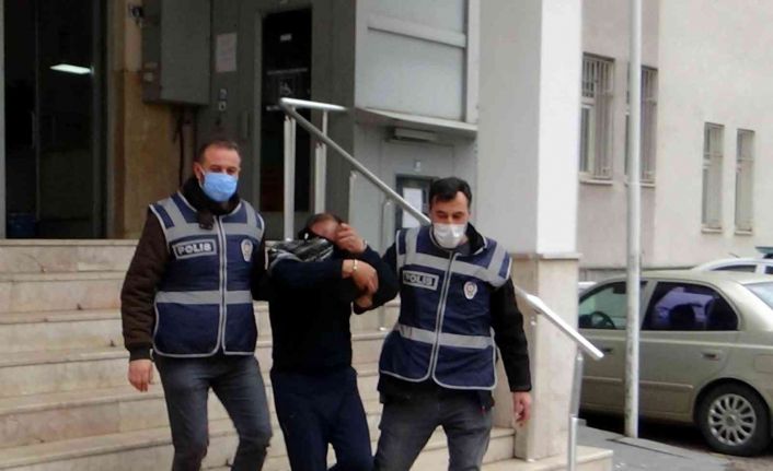 Polise yakalanmamak için alt katın balkonuna atladı