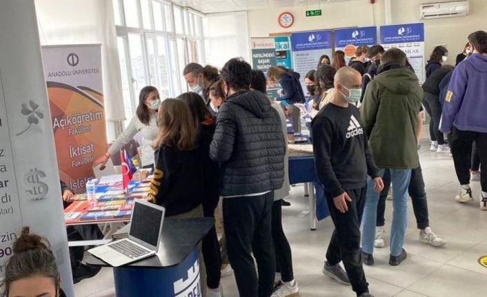 Radikal Eğitim Kurumları’nın üniversite tanıtım fuarı ilgi gördü