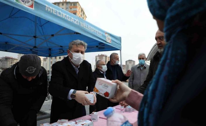 Sabah namazında kandil simidi Başkan Palancıoğlu’ndan