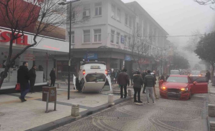 Şehrin merkezinde takla attı