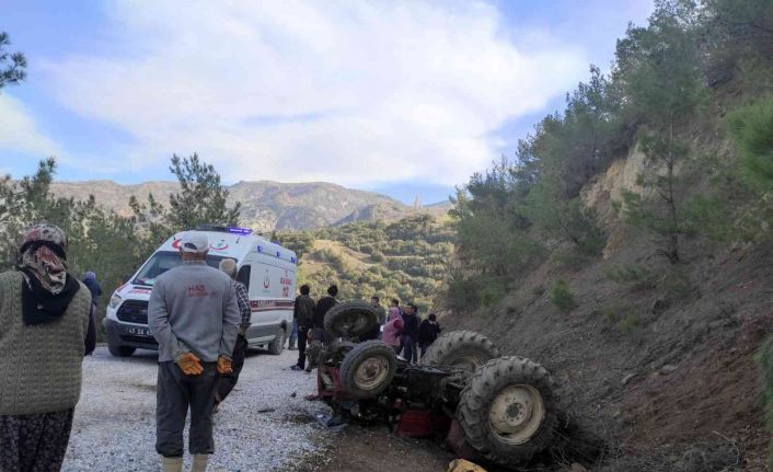 Selendi’de traktör şarampole devrildi: 1’i ağır, 3 yaralı