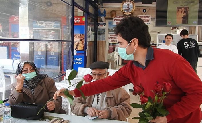 Sevgileri eskimeyen Çeşme’nin yaşlı çiftleri Sevgililer Günü’nde ağırlandı