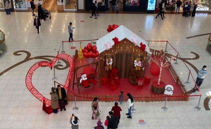 Sevgililer Günü’nde çiftlere Ceylan Karavil AVM’den jest