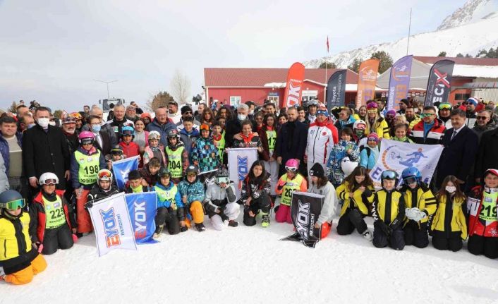 Snowboard yarışlarında dereceye giren sporcular ödüllendirildi