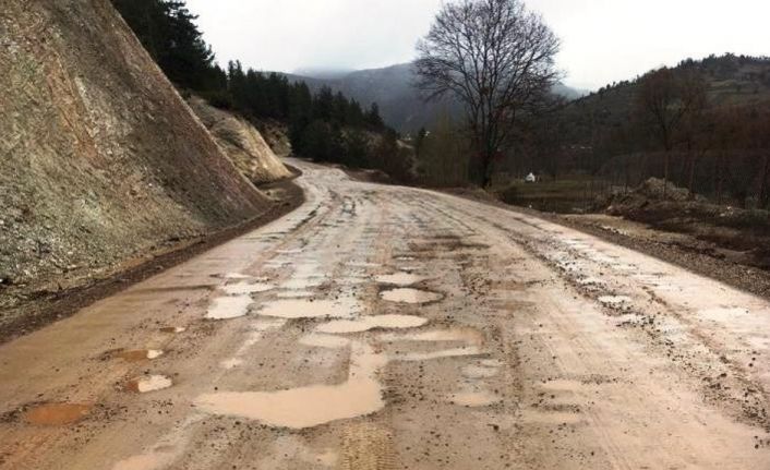 Tarihi Eğrigöz Kalesi’ne giden köy yolu köstebek yuvasına döndü